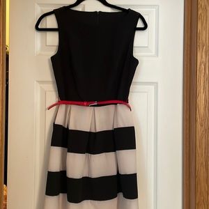 Sleeveless midi dress with red belt